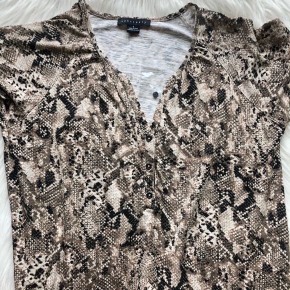 NWT Sanctuary Short Sleeve Snakeskin Henley Top S - Picture 2 of 4